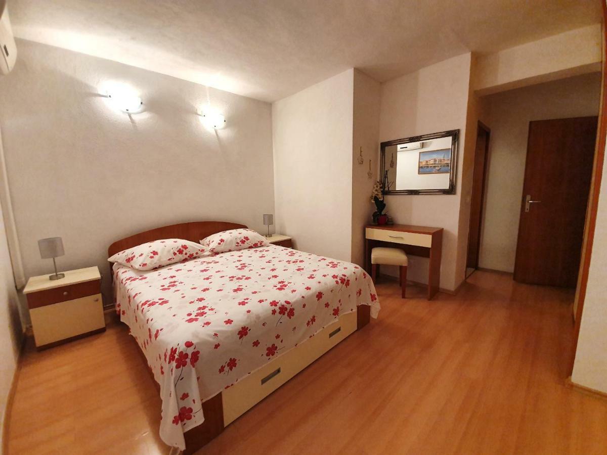 Apartmani Renata Brela Exteriör bild